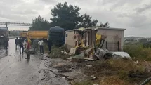 Gözne Yolu’nda Kontrolden Çıkan TIR Prefabrik Eve Çarptı!