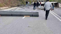 Zonguldak'ta Tır Devrildi, Trafik Durdu