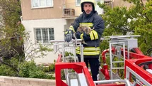 Erzincan'da Çatıda Mahsur Kalan Kedi Kurtarıldı