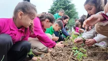 Minik elleriyle fideleri toprakla buluşturdular