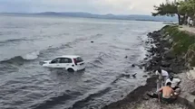 Kuşadası'nda Otomobil Denize Düştü