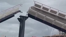 Kamyon Üst Geçide Çarptı, 3 Yaralı