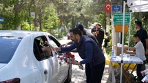 Elazığ'da Vatandaşlara Karanfil Dağıtıldı