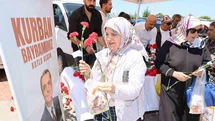 Şehzadeler'de Karanfil Dağıtımı Yapıldı