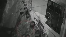 Bayburt’ta köye inen aç ayı kurdun tavşanı kovaladığı noktada yiyecek aradı