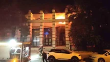 Kuşadası'nda Eski PTT Binasında Yangın Çıktı