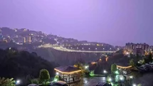 Trabzon’da yağmurla birlikte çakan şimşekler gökyüzünü aydınlattı
