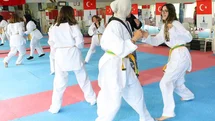 İzmir'de Kadınlardan Tekvando Kursuna Yoğun İlgi