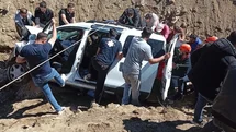 Muş’ta Çaya Düşen Araçta Yaralı Var