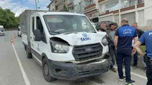 Kamyonet ile Otomobil Çarpıştı: 1 Yaralı