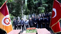 Dursun Özbek'in Mezarlık Ziyareti