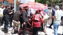 Cenaze çıkışında yol verme kavgası kanlı bitti: 1 yaralı, 2 gözaltı