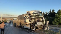 Manisa'da Tır Kazası Trafiği Kapatıyor