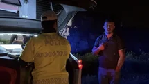 Alkollü sürücü merakına yenik düştü