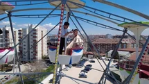 Dönme dolabın zirvesinde macera dolu saç kesimi