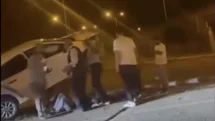 Aydınlatma direğine çarpan otomobil, beton kaidesi üzerinde asılı kaldı
