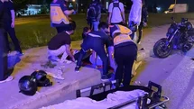 Motosiklet sürücüsü, emniyet şeridinde bekleyen motosikletlere çarptı: 3 yaralı