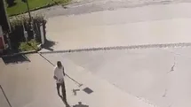 Kargadan kaçarken taklalar attı, o anlar kamerada