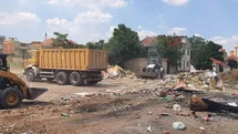 Yunusemre’de boş arazilere usulsüz dökülen 8 kamyon atık toplandı