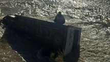 Minibüsüyle Zap Suyu’na uçan sürücü, geceyi aracının üzerinde geçirdi