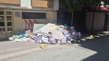 Kaldırıma sorumsuzca bırakılan inşaat artıkları