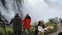 Tortum Şelalesi Baharda Görsel Şölen Sunuyor
