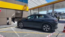 Büyükçekmece'de Otomobil İstasyona Daldı