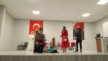 Kepsutlu kadınların oynadığı tiyatro oyunu ilgi gördü