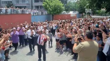 44 Yıllık eğitime adanmış bir hayat: Okul müdürü gözyaşları arasında emekliye ayrıldı