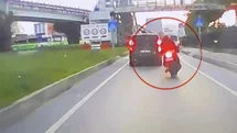 Motosiklet Minibüse Çarptı, Sürücü Yaralandı