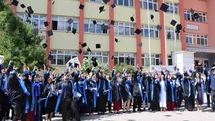 Oltu’da üniversitelilerin mezuniyet coşkusu