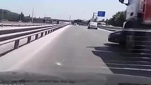 Kocaeli'nde Kamyon Otomobili Sürükledi