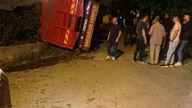 Giresun'da Yaş Çay Yüklü Kamyon Devrildi