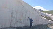 Hakkari'de Yaz Mevsiminde Kar Yığınları