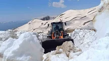 Hakkari’de yaz günü karla mücadele devam ediyor