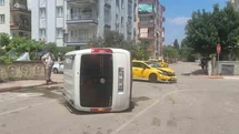 Antalya'da Ticari Araç Kaza Yaptı