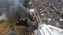 Esenyurt’ta korkutan çatı yangını: 4 binanın çatısına sıçradı