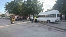 İşçi Servisi ve Otomobil Çarpıştı
