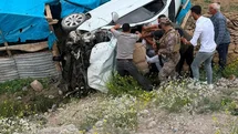 Tuzluca-Iğdır karayolunda otomobil şarampole devrildi: 2 yaralı