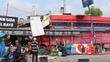 Kontrolden çıkan kamyon bakkala daldı: 1 yaralı