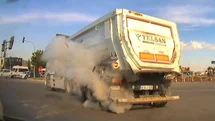 Kahramanmaraş'ta Kamyon Lastiği Patladı