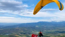 Çorum'da Paraşütle Destek Gösterisi