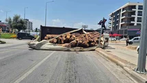 Antalya'da Kamyon Devrildi Tomruklar Yola Saçıldı