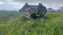 Kars'ta Ticari Araç Devrildi