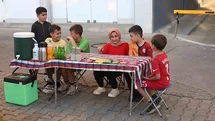 Harçlıklarını yolun kenarında kurdukları tezgahta alın teriyle kazandılar