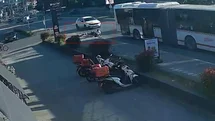 Aniden yola fırlayan bisikletli çocuklar ölümün kıyısından döndü