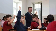 Vali Aydoğdu kendisini okula davet eden öğrencinin sınıfına konuk oldu