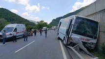 Midibüs tıra arkadan çarptı, 6 kişi yaralandı