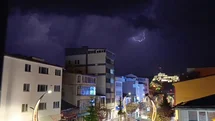 Geceyi gündüze çeviren şimşekler: Kars semalarında nefes kesen ışık gösterisi
