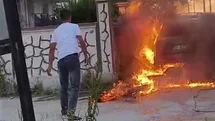 Park halindeki otomobil alev topuna döndü